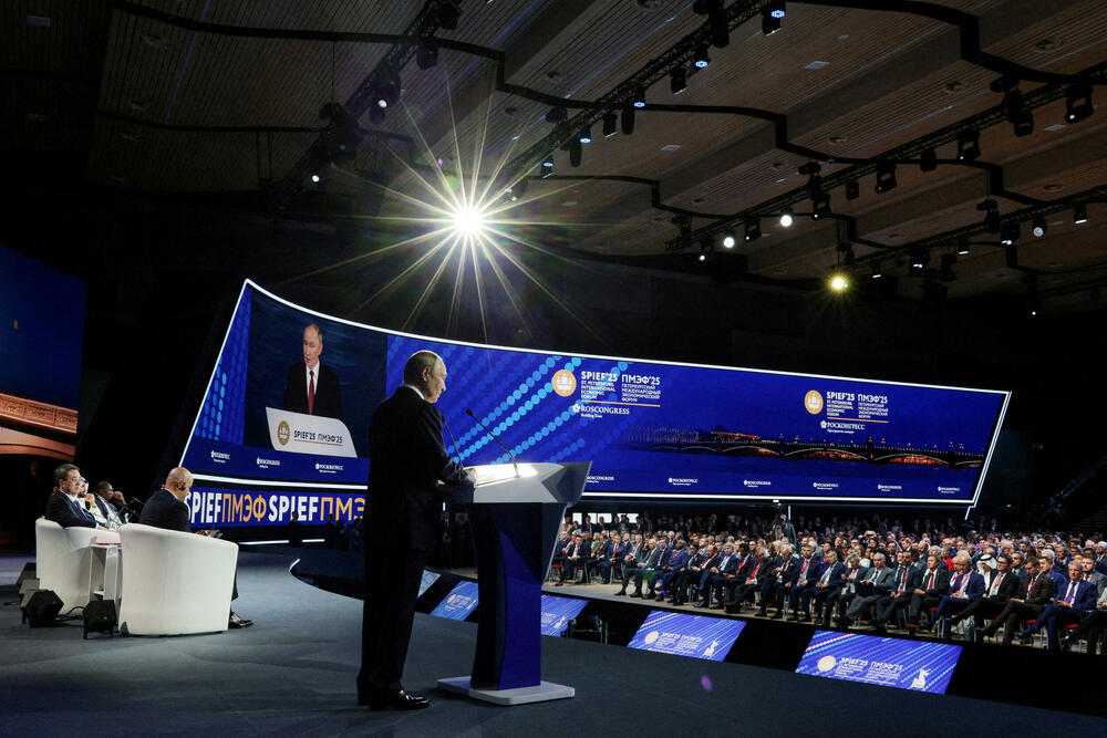 Putin na forumu u Sankt Peterburgu 20. juna 2025.