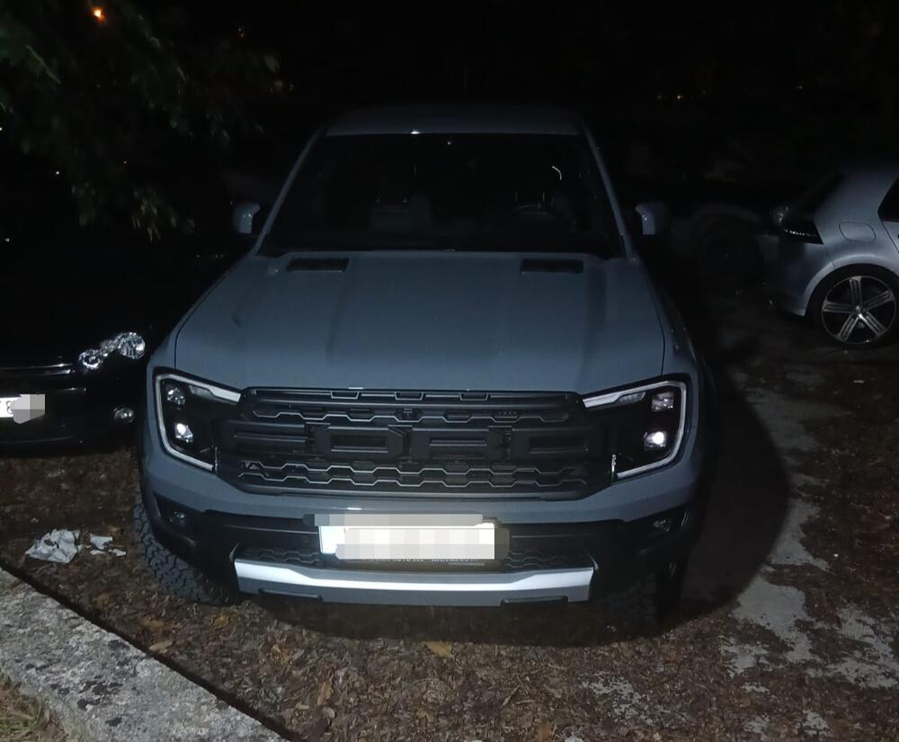 <p>Izvršeni su pretresi više od 30 objekata, uključujući stambene jedinice, poslovne prostore i pomoćne objekte koje koriste povezana lica, rečeno je iz policije</p>