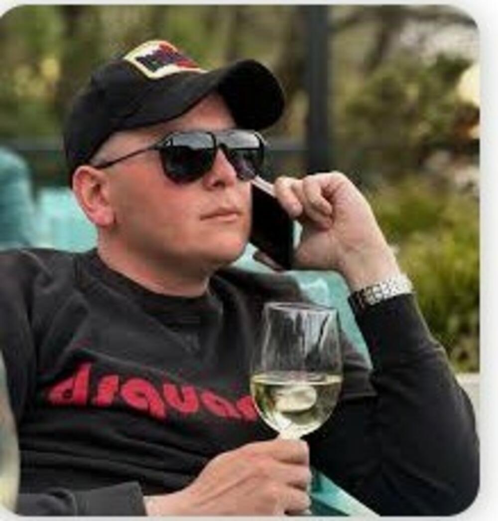 <p>"Crnogorska policija danas je u okviru opsežnih, kontinuiranih i pojačanih aktivnosti koje sprovodi povodom održavanja Samita EU &ndash; Zapadni Balkan, na graničnom prelazu Aerodrom Tivat izvršila pojačane granične i bezbjednosne kontrole, kojom prilikom je izdvojen i stavljen pod kontrolu čarter let na relaciji Beograd&ndash;Tivat, kojim je u Crnu Goru doputovalo 87 državljana Republike Srbije", piše u saopštenju Uprave policije</p>
