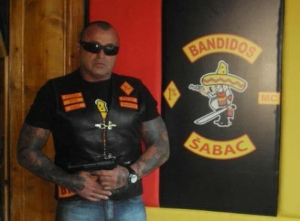 <p>"Crnogorska policija danas je u okviru opsežnih, kontinuiranih i pojačanih aktivnosti koje sprovodi povodom održavanja Samita EU &ndash; Zapadni Balkan, na graničnom prelazu Aerodrom Tivat izvršila pojačane granične i bezbjednosne kontrole, kojom prilikom je izdvojen i stavljen pod kontrolu čarter let na relaciji Beograd&ndash;Tivat, kojim je u Crnu Goru doputovalo 87 državljana Republike Srbije", piše u saopštenju Uprave policije</p>