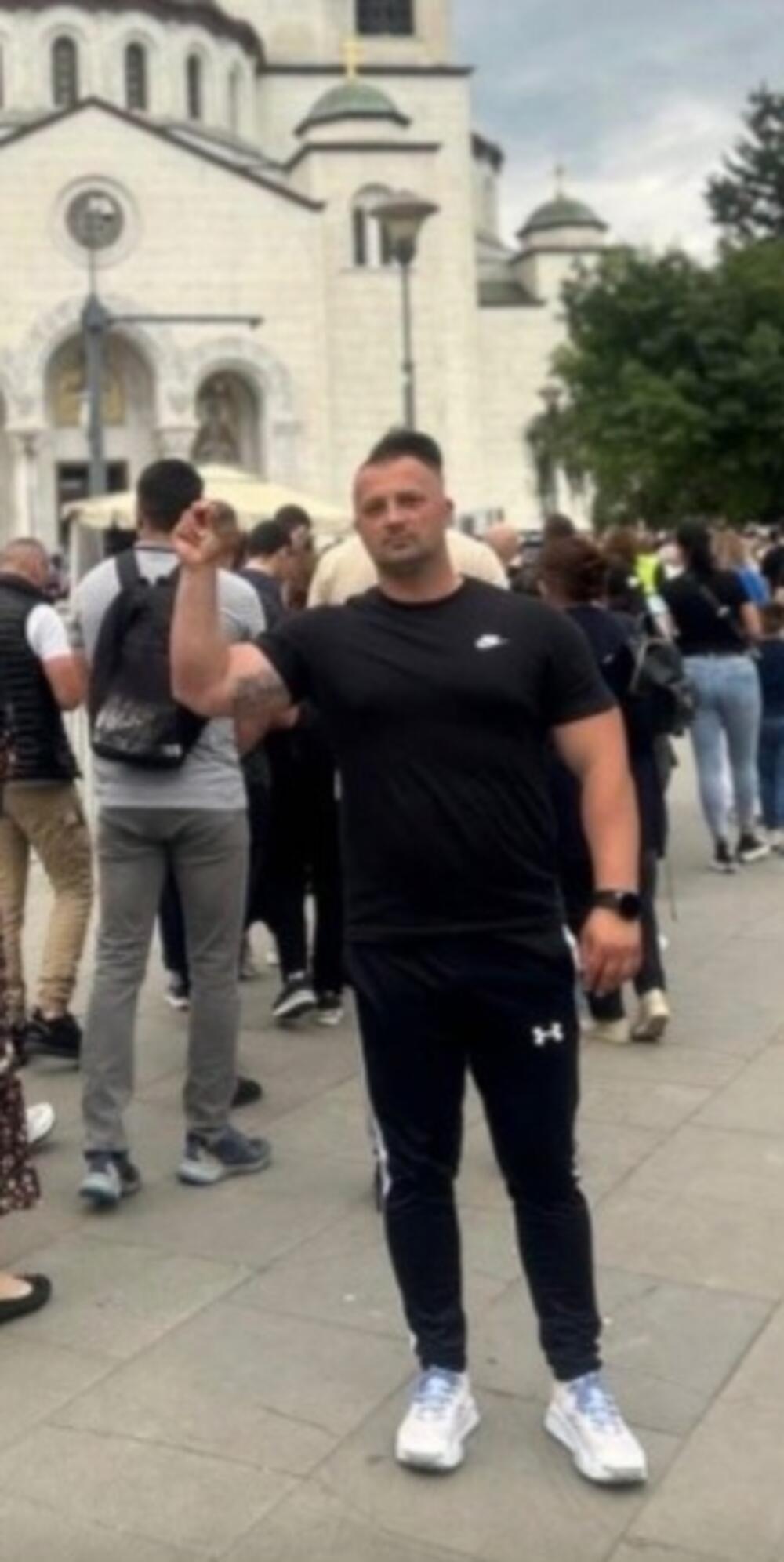 <p>"Crnogorska policija danas je u okviru opsežnih, kontinuiranih i pojačanih aktivnosti koje sprovodi povodom održavanja Samita EU &ndash; Zapadni Balkan, na graničnom prelazu Aerodrom Tivat izvršila pojačane granične i bezbjednosne kontrole, kojom prilikom je izdvojen i stavljen pod kontrolu čarter let na relaciji Beograd&ndash;Tivat, kojim je u Crnu Goru doputovalo 87 državljana Republike Srbije", piše u saopštenju Uprave policije</p>