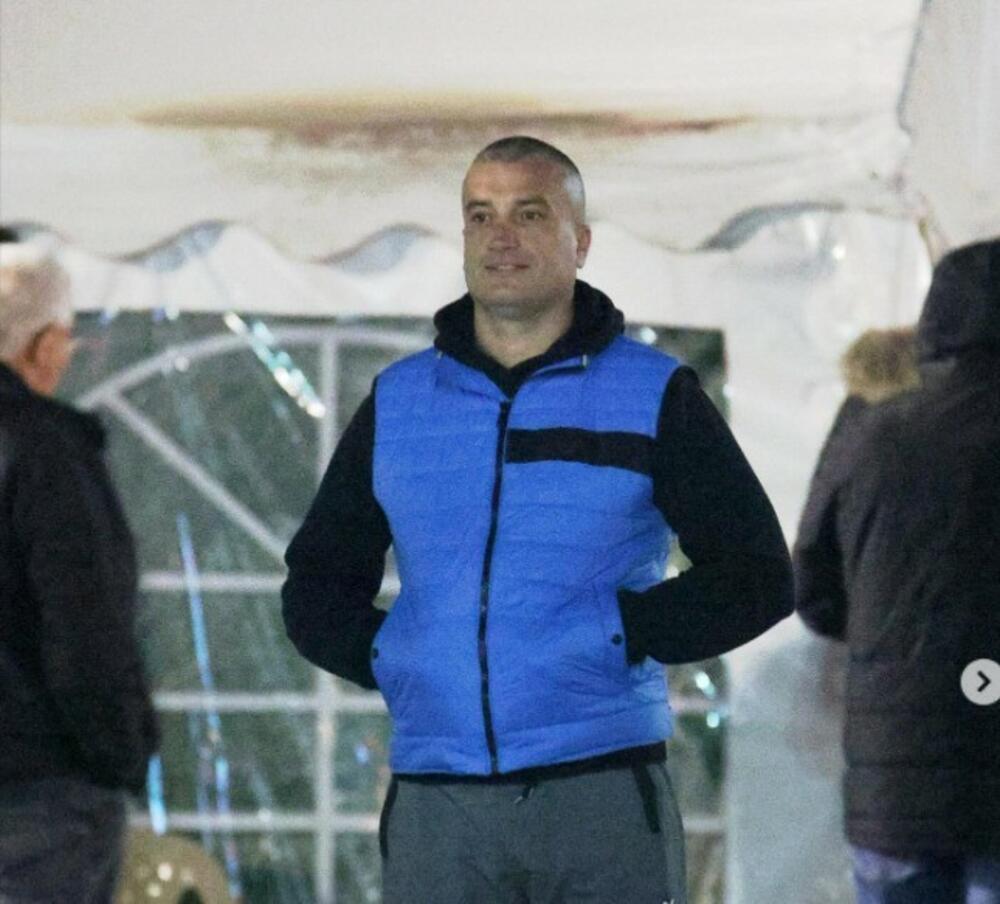 <p>"Crnogorska policija danas je u okviru opsežnih, kontinuiranih i pojačanih aktivnosti koje sprovodi povodom održavanja Samita EU &ndash; Zapadni Balkan, na graničnom prelazu Aerodrom Tivat izvršila pojačane granične i bezbjednosne kontrole, kojom prilikom je izdvojen i stavljen pod kontrolu čarter let na relaciji Beograd&ndash;Tivat, kojim je u Crnu Goru doputovalo 87 državljana Republike Srbije", piše u saopštenju Uprave policije</p>
