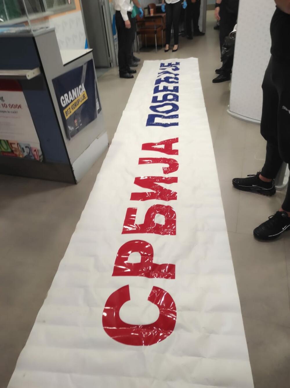 <p>"Crnogorska policija danas je u okviru opsežnih, kontinuiranih i pojačanih aktivnosti koje sprovodi povodom održavanja Samita EU &ndash; Zapadni Balkan, na graničnom prelazu Aerodrom Tivat izvršila pojačane granične i bezbjednosne kontrole, kojom prilikom je izdvojen i stavljen pod kontrolu čarter let na relaciji Beograd&ndash;Tivat, kojim je u Crnu Goru doputovalo 87 državljana Republike Srbije", piše u saopštenju Uprave policije</p>