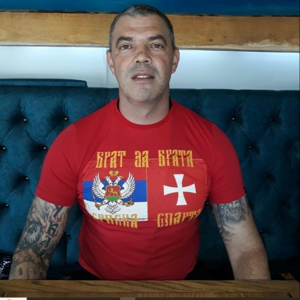 <p>"Crnogorska policija danas je u okviru opsežnih, kontinuiranih i pojačanih aktivnosti koje sprovodi povodom održavanja Samita EU &ndash; Zapadni Balkan, na graničnom prelazu Aerodrom Tivat izvršila pojačane granične i bezbjednosne kontrole, kojom prilikom je izdvojen i stavljen pod kontrolu čarter let na relaciji Beograd&ndash;Tivat, kojim je u Crnu Goru doputovalo 87 državljana Republike Srbije", piše u saopštenju Uprave policije</p>