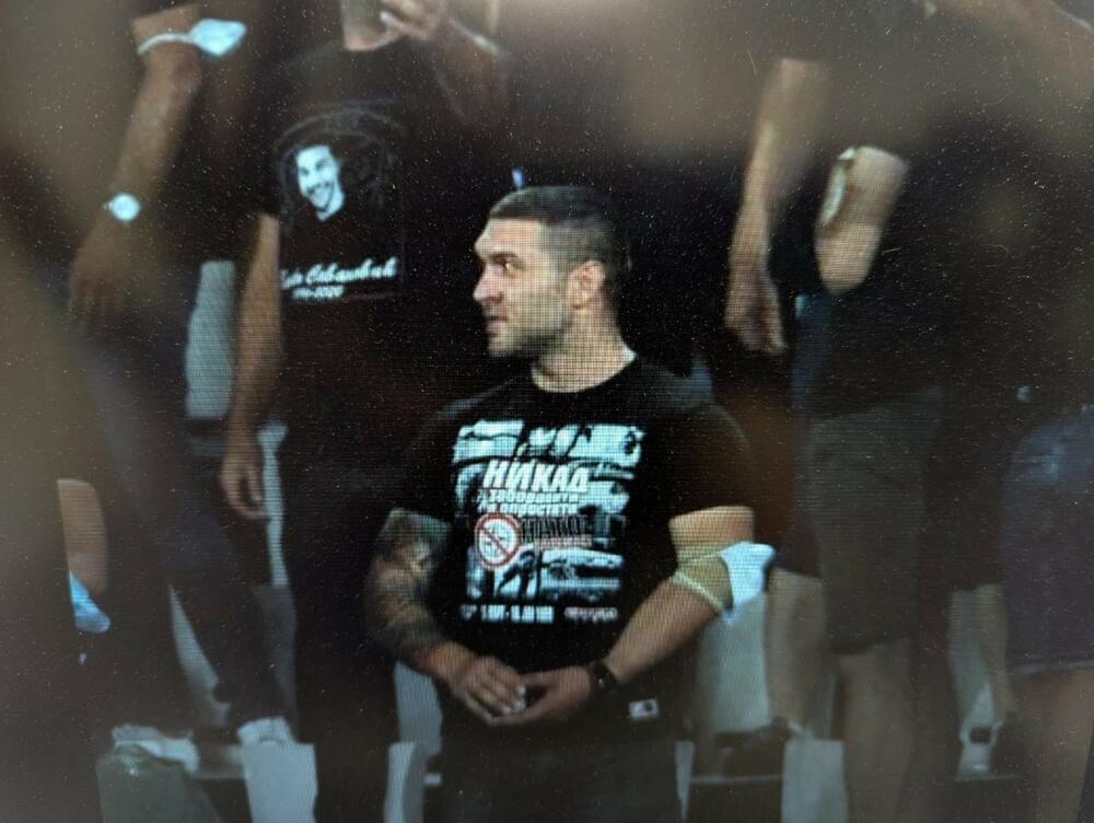 <p>"Crnogorska policija danas je u okviru opsežnih, kontinuiranih i pojačanih aktivnosti koje sprovodi povodom održavanja Samita EU &ndash; Zapadni Balkan, na graničnom prelazu Aerodrom Tivat izvršila pojačane granične i bezbjednosne kontrole, kojom prilikom je izdvojen i stavljen pod kontrolu čarter let na relaciji Beograd&ndash;Tivat, kojim je u Crnu Goru doputovalo 87 državljana Republike Srbije", piše u saopštenju Uprave policije</p>