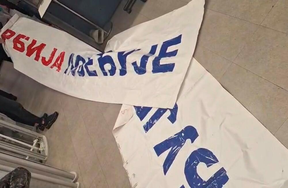 <p>"Crnogorska policija danas je u okviru opsežnih, kontinuiranih i pojačanih aktivnosti koje sprovodi povodom održavanja Samita EU &ndash; Zapadni Balkan, na graničnom prelazu Aerodrom Tivat izvršila pojačane granične i bezbjednosne kontrole, kojom prilikom je izdvojen i stavljen pod kontrolu čarter let na relaciji Beograd&ndash;Tivat, kojim je u Crnu Goru doputovalo 87 državljana Republike Srbije", piše u saopštenju Uprave policije</p>