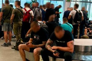 Kontroverzni putnici čarter leta vraćeni za Beograd