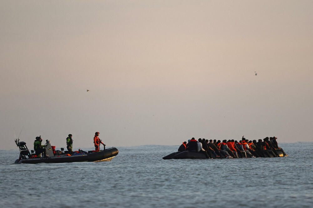 Francuski žandarmi prate čamac sa migrantima koji pokušavaju da preko Lamanša stignu do Britanije u julu 2025., Foto: Rojters