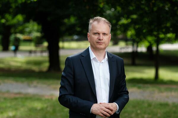 Уряд хоче його бачити, але лише як свого: Перич шукає вихід з кризи в...