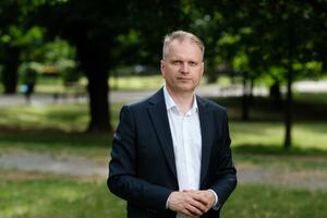 Vlast ga hoće, ali samo kao svoga: Perić traži izlaz iz krize u...