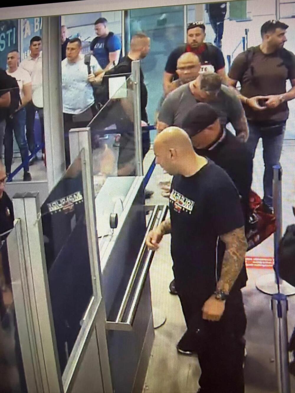<p>Službe bezbjednosti vratile za Beograd avion s 87 muškaraca koji su juče čarterom srpske nacionalne avio-kompanije sletjeli u Crnu Goru</p>  <p>Među njima, prema tvrdnjama medija i aktivista iz Srbije, osobe povezivane s nasiljem na protestima u toj zemlji i vladajućom Srpskom naprednom strankom</p>  <p>Pitanje je da li je akcija bila promašaj, poruka evropskim gostima ili pokušaj skretanja pažnje s afera u Srbiji - kažu sagovornici "Vijesti"</p>