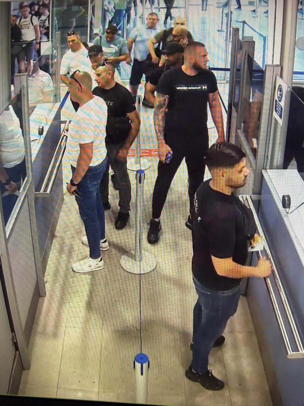 <p>Službe bezbjednosti vratile za Beograd avion s 87 muškaraca koji su juče čarterom srpske nacionalne avio-kompanije sletjeli u Crnu Goru</p>  <p>Među njima, prema tvrdnjama medija i aktivista iz Srbije, osobe povezivane s nasiljem na protestima u toj zemlji i vladajućom Srpskom naprednom strankom</p>  <p>Pitanje je da li je akcija bila promašaj, poruka evropskim gostima ili pokušaj skretanja pažnje s afera u Srbiji - kažu sagovornici "Vijesti"</p>