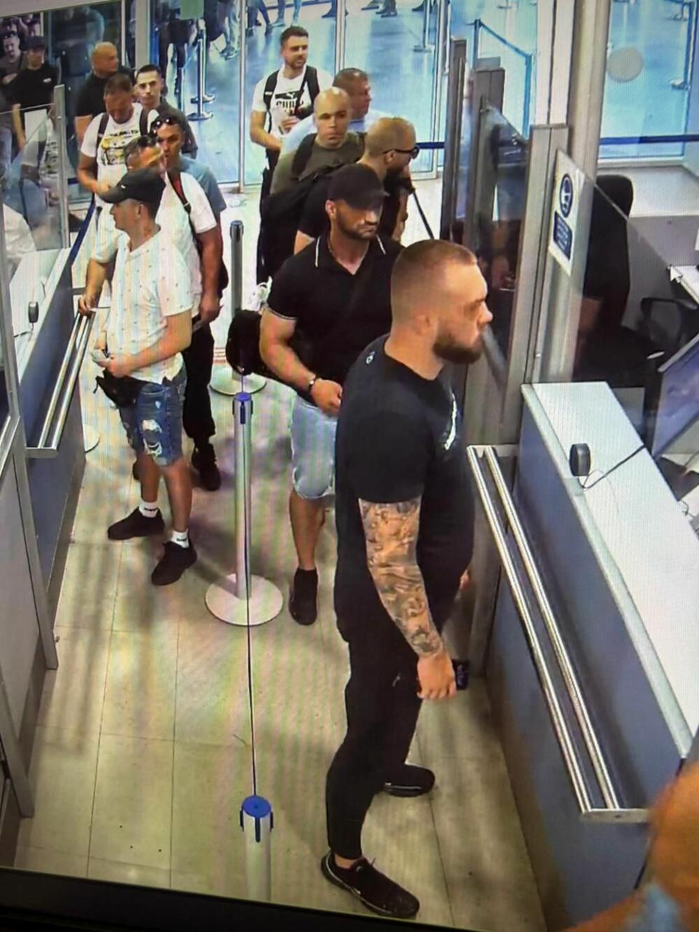 <p>Službe bezbjednosti vratile za Beograd avion s 87 muškaraca koji su juče čarterom srpske nacionalne avio-kompanije sletjeli u Crnu Goru</p>  <p>Među njima, prema tvrdnjama medija i aktivista iz Srbije, osobe povezivane s nasiljem na protestima u toj zemlji i vladajućom Srpskom naprednom strankom</p>  <p>Pitanje je da li je akcija bila promašaj, poruka evropskim gostima ili pokušaj skretanja pažnje s afera u Srbiji - kažu sagovornici "Vijesti"</p>