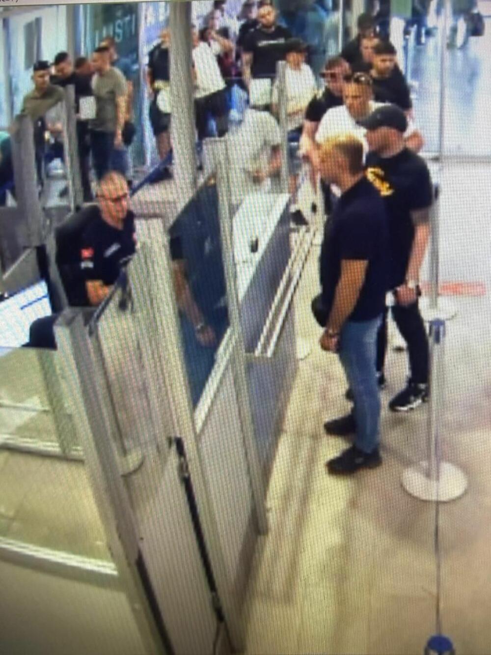 <p>Službe bezbjednosti vratile za Beograd avion s 87 muškaraca koji su juče čarterom srpske nacionalne avio-kompanije sletjeli u Crnu Goru</p>  <p>Među njima, prema tvrdnjama medija i aktivista iz Srbije, osobe povezivane s nasiljem na protestima u toj zemlji i vladajućom Srpskom naprednom strankom</p>  <p>Pitanje je da li je akcija bila promašaj, poruka evropskim gostima ili pokušaj skretanja pažnje s afera u Srbiji - kažu sagovornici "Vijesti"</p>