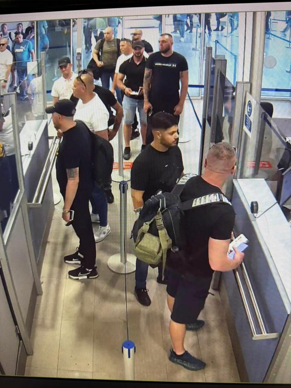 <p>Službe bezbjednosti vratile za Beograd avion s 87 muškaraca koji su juče čarterom srpske nacionalne avio-kompanije sletjeli u Crnu Goru</p>  <p>Među njima, prema tvrdnjama medija i aktivista iz Srbije, osobe povezivane s nasiljem na protestima u toj zemlji i vladajućom Srpskom naprednom strankom</p>  <p>Pitanje je da li je akcija bila promašaj, poruka evropskim gostima ili pokušaj skretanja pažnje s afera u Srbiji - kažu sagovornici "Vijesti"</p>