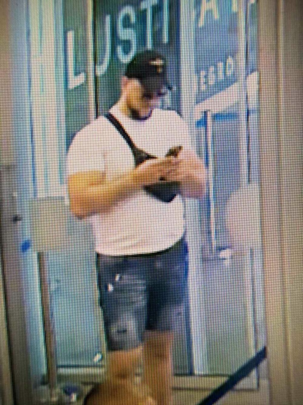 <p>Službe bezbjednosti vratile za Beograd avion s 87 muškaraca koji su juče čarterom srpske nacionalne avio-kompanije sletjeli u Crnu Goru</p>  <p>Među njima, prema tvrdnjama medija i aktivista iz Srbije, osobe povezivane s nasiljem na protestima u toj zemlji i vladajućom Srpskom naprednom strankom</p>  <p>Pitanje je da li je akcija bila promašaj, poruka evropskim gostima ili pokušaj skretanja pažnje s afera u Srbiji - kažu sagovornici "Vijesti"</p>