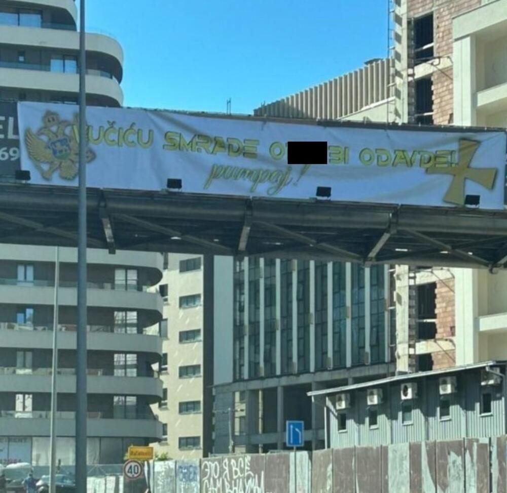 <p>Budvanska komunalna policija uputila je patrolu nakon što je na pasareli na bečićkom bulevaru jutros osvanuo transparent uvredljive sadržine upućen Vučiću</p>
