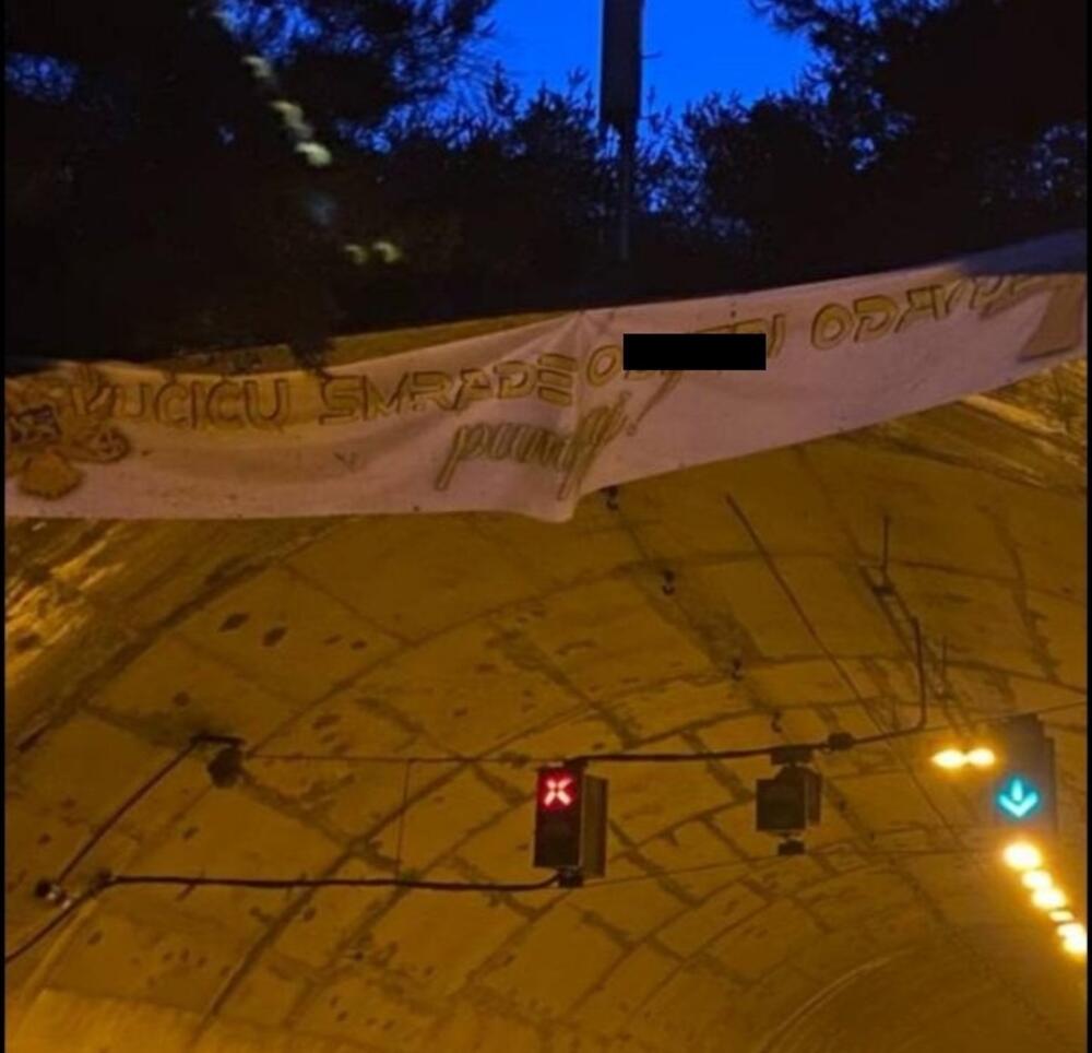 <p>Budvanska komunalna policija uputila je patrolu nakon što je na pasareli na bečićkom bulevaru jutros osvanuo transparent uvredljive sadržine upućen Vučiću</p>