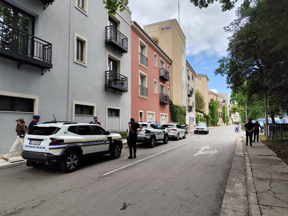 <p>Ovaj incident desio se nekoliko sati nakon što je policija juče prvo zadržala, a porom deportovala iz Crne Gore 87 državljana Srbije kojima iz razloga bezbjednosti nije dozvoljeno da uđu u Crnu Goru preko Aerodroma Tivat gdje su u jutarnjim satima doputovali posebnim čarter avionom Air Serbie</p>