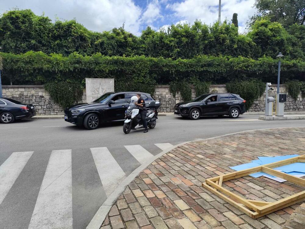 <p>Ovaj incident desio se nekoliko sati nakon što je policija juče prvo zadržala, a porom deportovala iz Crne Gore 87 državljana Srbije kojima iz razloga bezbjednosti nije dozvoljeno da uđu u Crnu Goru preko Aerodroma Tivat gdje su u jutarnjim satima doputovali posebnim čarter avionom Air Serbie</p>