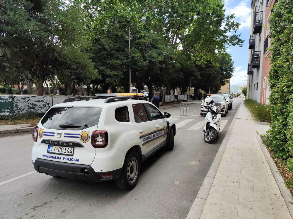 <p>Ovaj incident desio se nekoliko sati nakon što je policija juče prvo zadržala, a porom deportovala iz Crne Gore 87 državljana Srbije kojima iz razloga bezbjednosti nije dozvoljeno da uđu u Crnu Goru preko Aerodroma Tivat gdje su u jutarnjim satima doputovali posebnim čarter avionom Air Serbie</p>