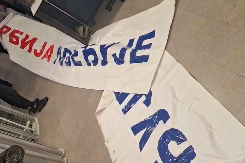 Transparent koji su imali putnici u avionu za Tivat, Foto: Uprava policije Crne Gore