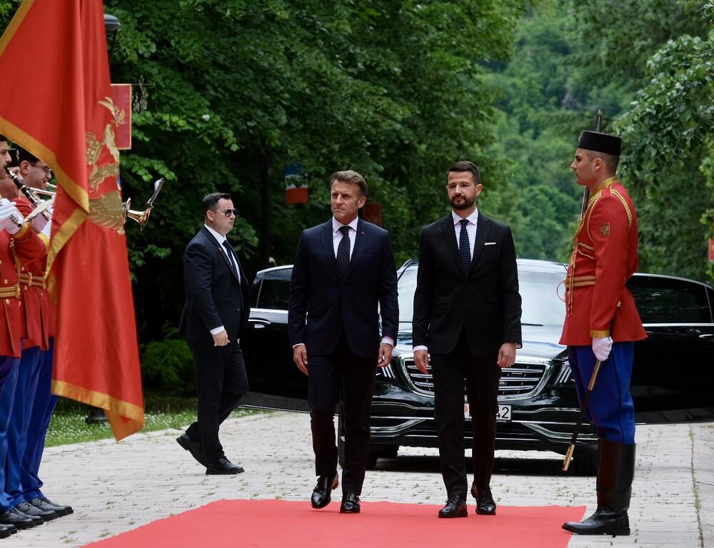 <p>"Mi želimo ambiciozno da razvijamo partnerstvo sa Crnom Gorom. Posljednjih godina smo dosta investirali u bilateralne odnose i puno smo napredovali tako što smo potpisali sporazume koji olakšavaju saradnju u oblasti zdravstva, energetike i infarstrukture. Ne zaboravljam ni ugovore o izgradnji dva patrolna broda", kazao je predsjednik Francuske Emanuel Makron</p>