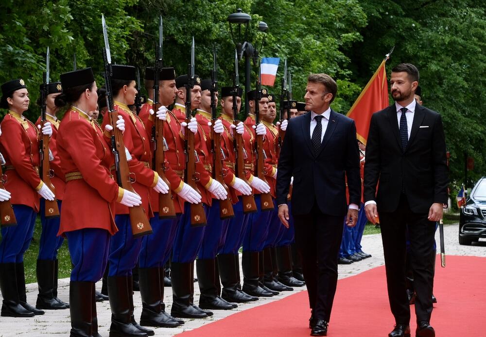 <p>"Mi želimo ambiciozno da razvijamo partnerstvo sa Crnom Gorom. Posljednjih godina smo dosta investirali u bilateralne odnose i puno smo napredovali tako što smo potpisali sporazume koji olakšavaju saradnju u oblasti zdravstva, energetike i infarstrukture. Ne zaboravljam ni ugovore o izgradnji dva patrolna broda", kazao je predsjednik Francuske Emanuel Makron</p>