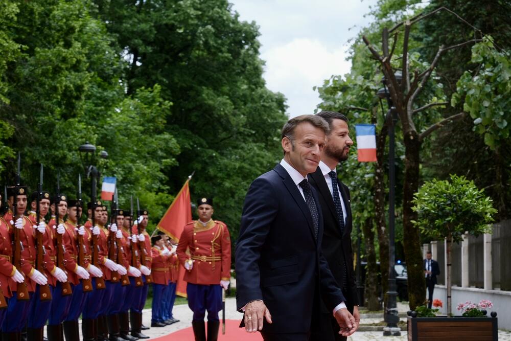 <p>"Mi želimo ambiciozno da razvijamo partnerstvo sa Crnom Gorom. Posljednjih godina smo dosta investirali u bilateralne odnose i puno smo napredovali tako što smo potpisali sporazume koji olakšavaju saradnju u oblasti zdravstva, energetike i infarstrukture. Ne zaboravljam ni ugovore o izgradnji dva patrolna broda", kazao je predsjednik Francuske Emanuel Makron</p>