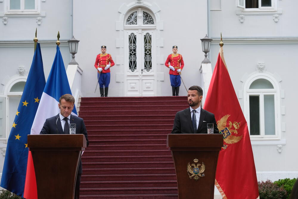 <p>"Mi želimo ambiciozno da razvijamo partnerstvo sa Crnom Gorom. Posljednjih godina smo dosta investirali u bilateralne odnose i puno smo napredovali tako što smo potpisali sporazume koji olakšavaju saradnju u oblasti zdravstva, energetike i infarstrukture. Ne zaboravljam ni ugovore o izgradnji dva patrolna broda", kazao je predsjednik Francuske Emanuel Makron</p>