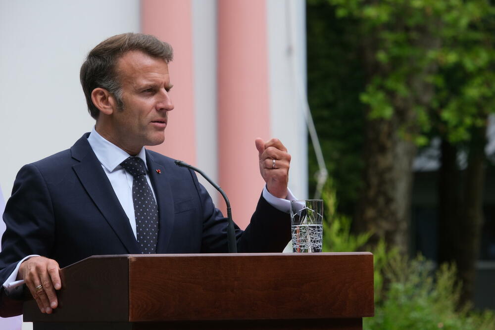 Jakov Milatović, Emanuel Makron
