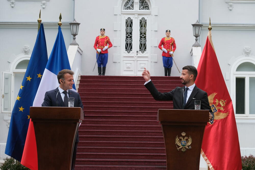 <p>"Mi želimo ambiciozno da razvijamo partnerstvo sa Crnom Gorom. Posljednjih godina smo dosta investirali u bilateralne odnose i puno smo napredovali tako što smo potpisali sporazume koji olakšavaju saradnju u oblasti zdravstva, energetike i infarstrukture. Ne zaboravljam ni ugovore o izgradnji dva patrolna broda", kazao je predsjednik Francuske Emanuel Makron</p>