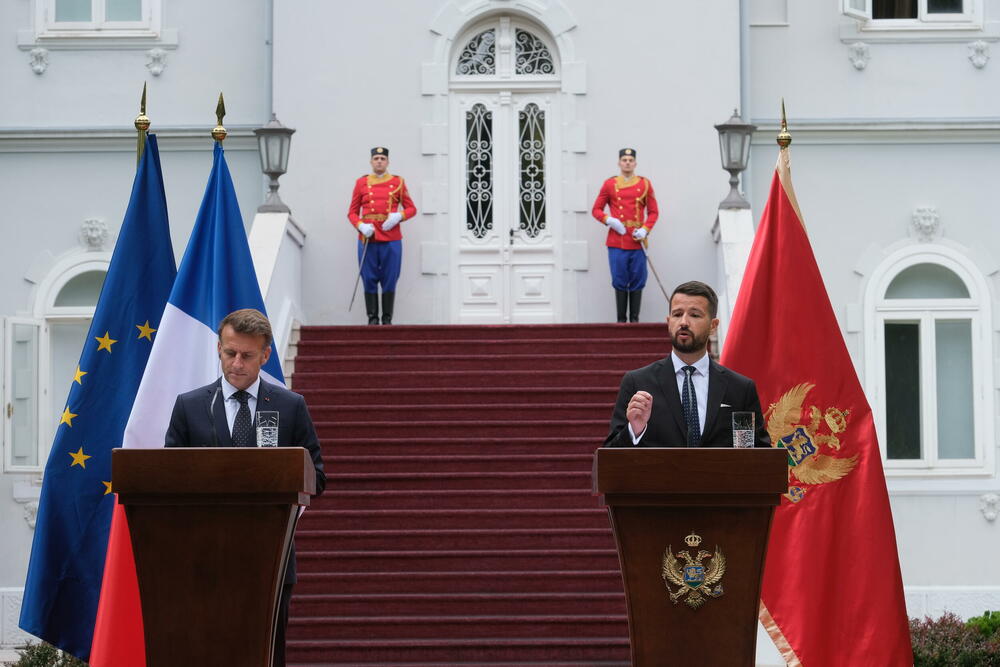 <p>"Mi želimo ambiciozno da razvijamo partnerstvo sa Crnom Gorom. Posljednjih godina smo dosta investirali u bilateralne odnose i puno smo napredovali tako što smo potpisali sporazume koji olakšavaju saradnju u oblasti zdravstva, energetike i infarstrukture. Ne zaboravljam ni ugovore o izgradnji dva patrolna broda", kazao je predsjednik Francuske Emanuel Makron</p>