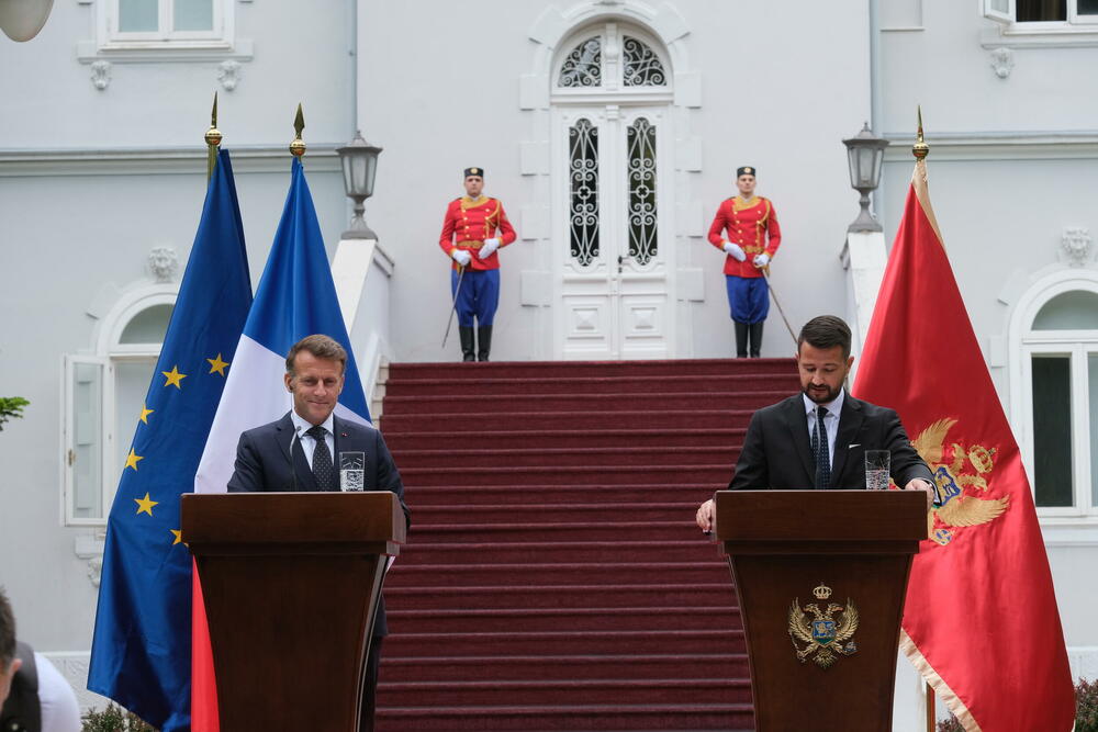 <p>"Mi želimo ambiciozno da razvijamo partnerstvo sa Crnom Gorom. Posljednjih godina smo dosta investirali u bilateralne odnose i puno smo napredovali tako što smo potpisali sporazume koji olakšavaju saradnju u oblasti zdravstva, energetike i infarstrukture. Ne zaboravljam ni ugovore o izgradnji dva patrolna broda", kazao je predsjednik Francuske Emanuel Makron</p>