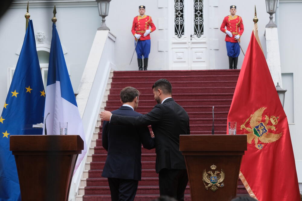 <p>"Mi želimo ambiciozno da razvijamo partnerstvo sa Crnom Gorom. Posljednjih godina smo dosta investirali u bilateralne odnose i puno smo napredovali tako što smo potpisali sporazume koji olakšavaju saradnju u oblasti zdravstva, energetike i infarstrukture. Ne zaboravljam ni ugovore o izgradnji dva patrolna broda", kazao je predsjednik Francuske Emanuel Makron</p>