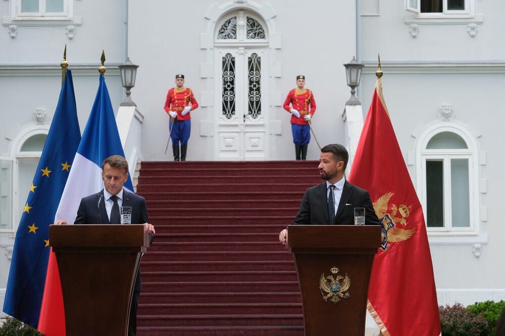 <p>"Mi želimo ambiciozno da razvijamo partnerstvo sa Crnom Gorom. Posljednjih godina smo dosta investirali u bilateralne odnose i puno smo napredovali tako što smo potpisali sporazume koji olakšavaju saradnju u oblasti zdravstva, energetike i infarstrukture. Ne zaboravljam ni ugovore o izgradnji dva patrolna broda", kazao je predsjednik Francuske Emanuel Makron</p>