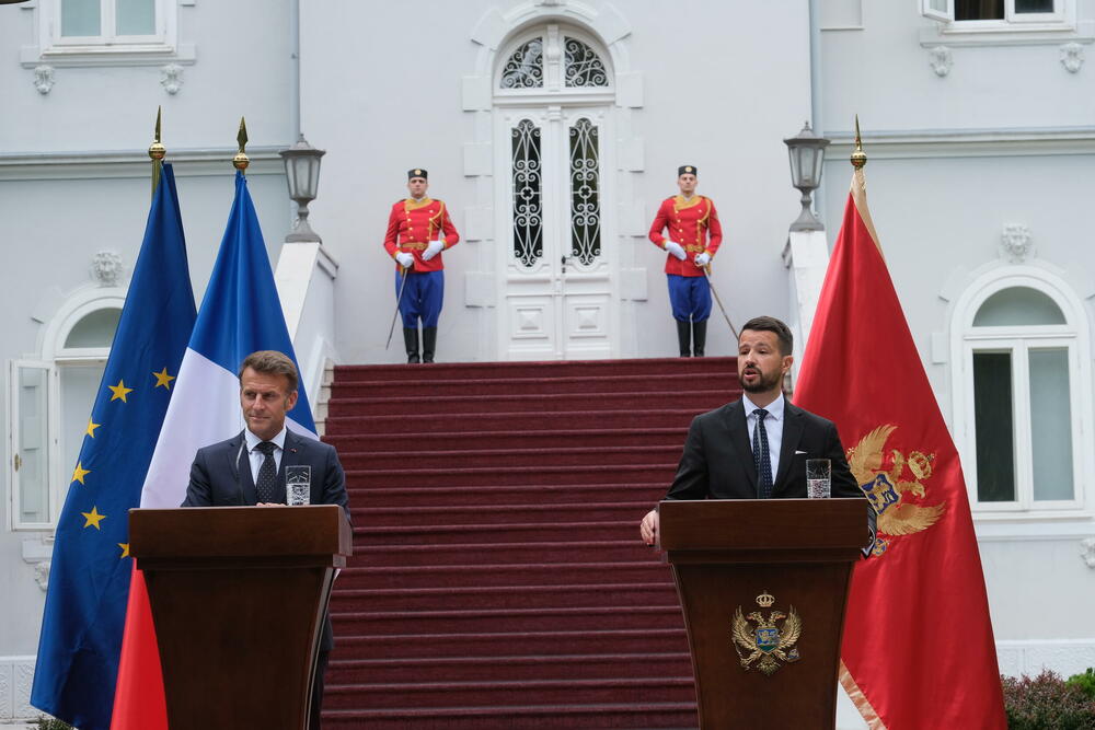 <p>"Mi želimo ambiciozno da razvijamo partnerstvo sa Crnom Gorom. Posljednjih godina smo dosta investirali u bilateralne odnose i puno smo napredovali tako što smo potpisali sporazume koji olakšavaju saradnju u oblasti zdravstva, energetike i infarstrukture. Ne zaboravljam ni ugovore o izgradnji dva patrolna broda", kazao je predsjednik Francuske Emanuel Makron</p>