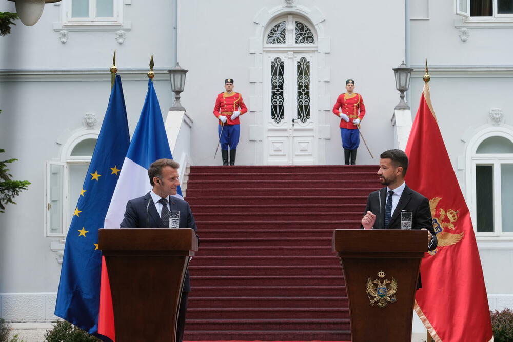 <p>"Mi želimo ambiciozno da razvijamo partnerstvo sa Crnom Gorom. Posljednjih godina smo dosta investirali u bilateralne odnose i puno smo napredovali tako što smo potpisali sporazume koji olakšavaju saradnju u oblasti zdravstva, energetike i infarstrukture. Ne zaboravljam ni ugovore o izgradnji dva patrolna broda", kazao je predsjednik Francuske Emanuel Makron</p>