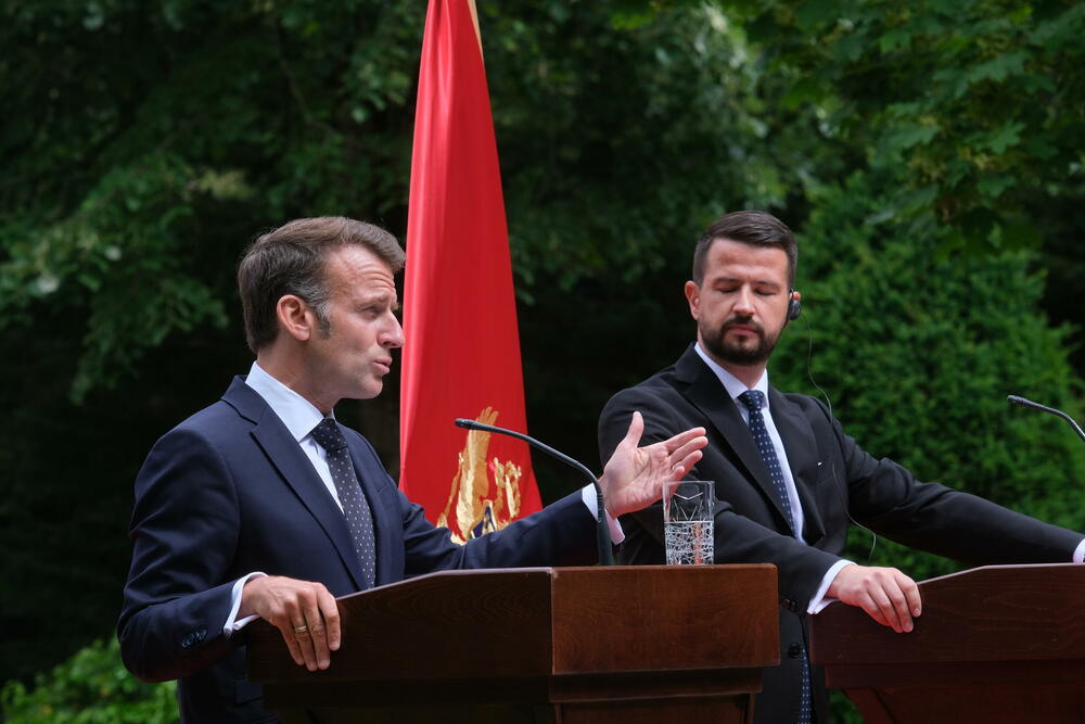 <p>"Mi želimo ambiciozno da razvijamo partnerstvo sa Crnom Gorom. Posljednjih godina smo dosta investirali u bilateralne odnose i puno smo napredovali tako što smo potpisali sporazume koji olakšavaju saradnju u oblasti zdravstva, energetike i infarstrukture. Ne zaboravljam ni ugovore o izgradnji dva patrolna broda", kazao je predsjednik Francuske Emanuel Makron</p>