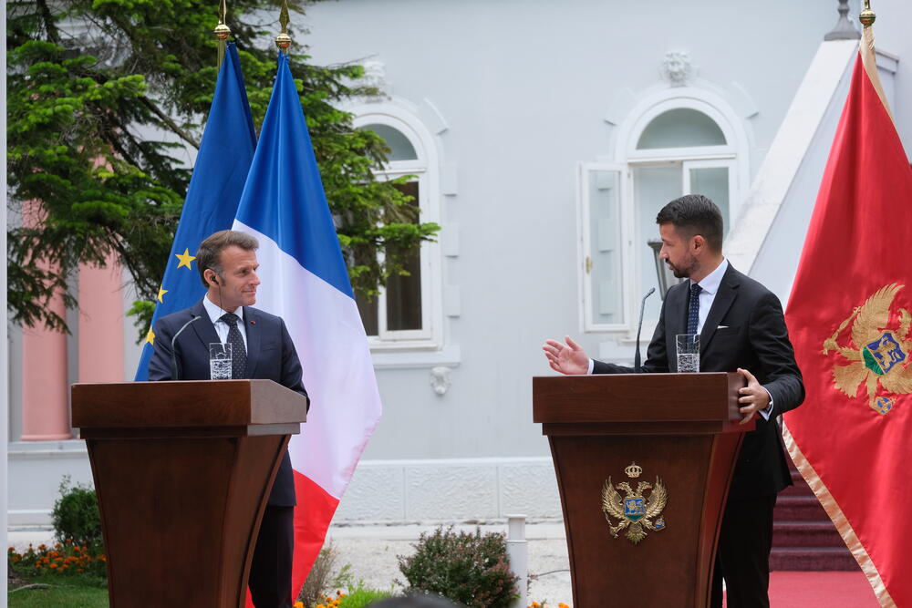 <p>"Mi želimo ambiciozno da razvijamo partnerstvo sa Crnom Gorom. Posljednjih godina smo dosta investirali u bilateralne odnose i puno smo napredovali tako što smo potpisali sporazume koji olakšavaju saradnju u oblasti zdravstva, energetike i infarstrukture. Ne zaboravljam ni ugovore o izgradnji dva patrolna broda", kazao je predsjednik Francuske Emanuel Makron</p>