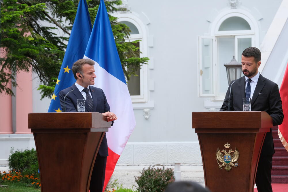 <p>"Mi želimo ambiciozno da razvijamo partnerstvo sa Crnom Gorom. Posljednjih godina smo dosta investirali u bilateralne odnose i puno smo napredovali tako što smo potpisali sporazume koji olakšavaju saradnju u oblasti zdravstva, energetike i infarstrukture. Ne zaboravljam ni ugovore o izgradnji dva patrolna broda", kazao je predsjednik Francuske Emanuel Makron</p>