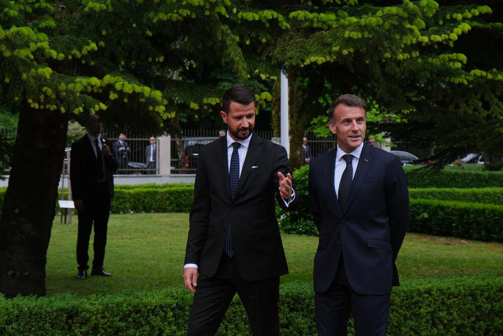 <p>"Mi želimo ambiciozno da razvijamo partnerstvo sa Crnom Gorom. Posljednjih godina smo dosta investirali u bilateralne odnose i puno smo napredovali tako što smo potpisali sporazume koji olakšavaju saradnju u oblasti zdravstva, energetike i infarstrukture. Ne zaboravljam ni ugovore o izgradnji dva patrolna broda", kazao je predsjednik Francuske Emanuel Makron</p>