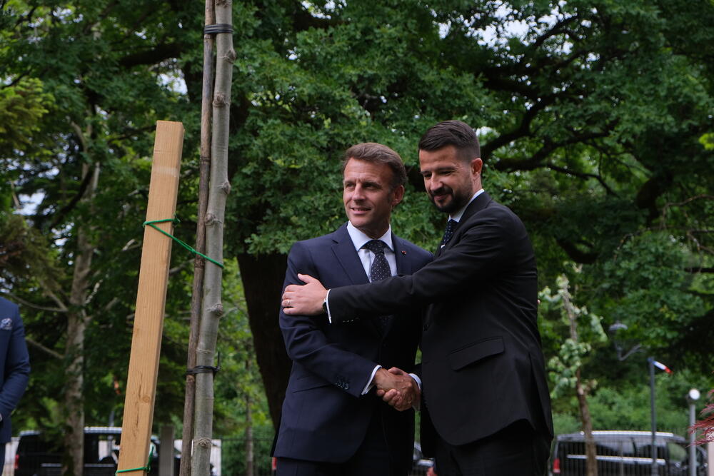 <p>"Mi želimo ambiciozno da razvijamo partnerstvo sa Crnom Gorom. Posljednjih godina smo dosta investirali u bilateralne odnose i puno smo napredovali tako što smo potpisali sporazume koji olakšavaju saradnju u oblasti zdravstva, energetike i infarstrukture. Ne zaboravljam ni ugovore o izgradnji dva patrolna broda", kazao je predsjednik Francuske Emanuel Makron</p>