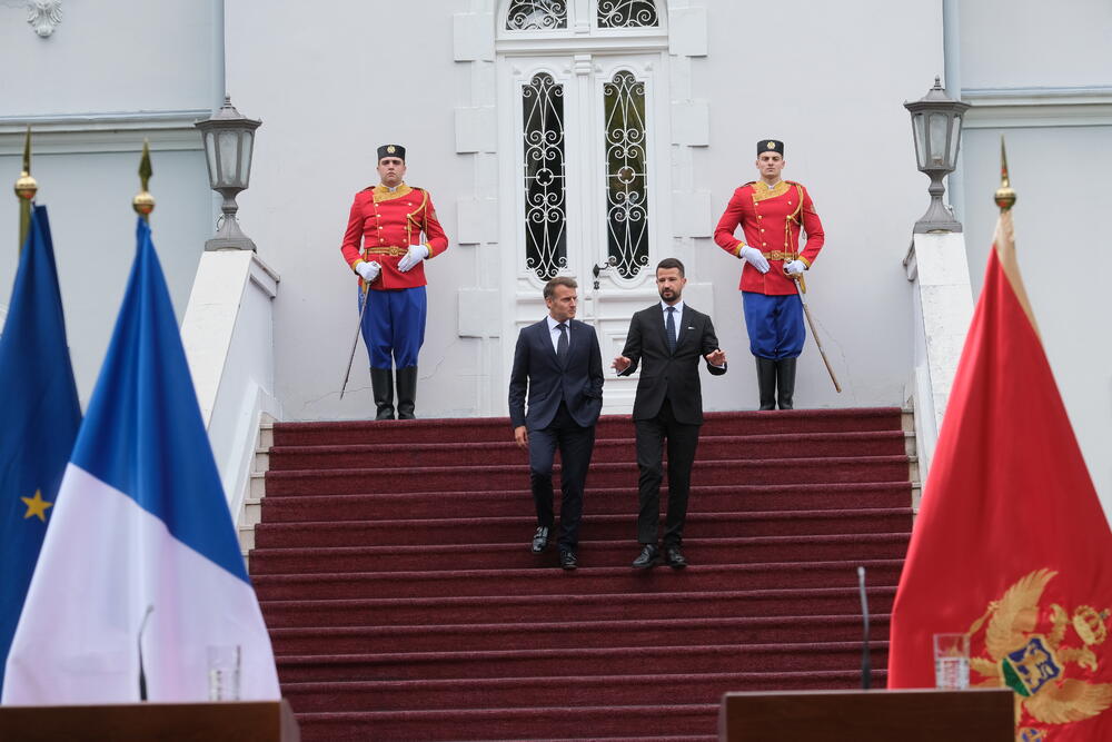 <p>"Mi želimo ambiciozno da razvijamo partnerstvo sa Crnom Gorom. Posljednjih godina smo dosta investirali u bilateralne odnose i puno smo napredovali tako što smo potpisali sporazume koji olakšavaju saradnju u oblasti zdravstva, energetike i infarstrukture. Ne zaboravljam ni ugovore o izgradnji dva patrolna broda", kazao je predsjednik Francuske Emanuel Makron</p>