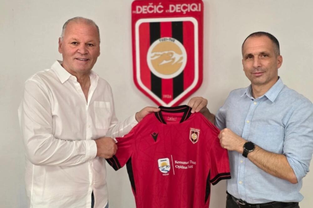Predsjednik FK Dečić, Palj Drešaj, uručio je opremu Brnoviću, Foto: FK Dečić