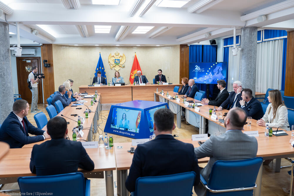 <p>Kako je saopšteno iz Skupštine, šef parlamenta Andrija Mandić se sastao sa predsjednicom Evropskog parlamenta Robertom Mecolom tokom njene zvanične posjete Skupštini i Crnoj Gori.</p>
