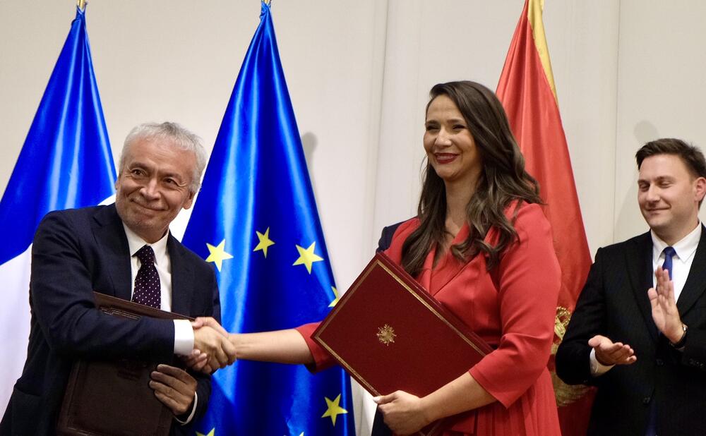 <p>Ugovor za projektovanje i izgradnju novog univerzitetskog Kliničkog centra Crne Gore (KCCG) u Podgorici potpisali su ministarka javnih radova Majda Adžović i Kristof Peti, zamjenik generalnog direktora kompanije Bouygues B&acirc;timent Internationel</p>
