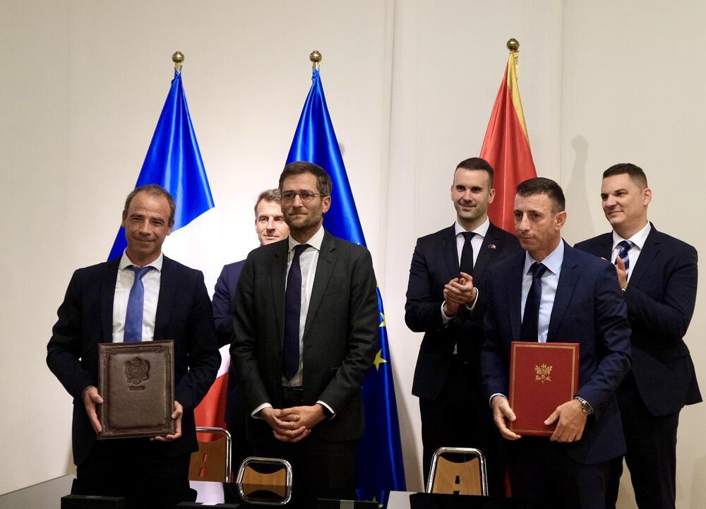 <p>Ugovor za projektovanje i izgradnju novog univerzitetskog Kliničkog centra Crne Gore (KCCG) u Podgorici potpisali su ministarka javnih radova Majda Adžović i Kristof Peti, zamjenik generalnog direktora kompanije Bouygues B&acirc;timent Internationel</p>