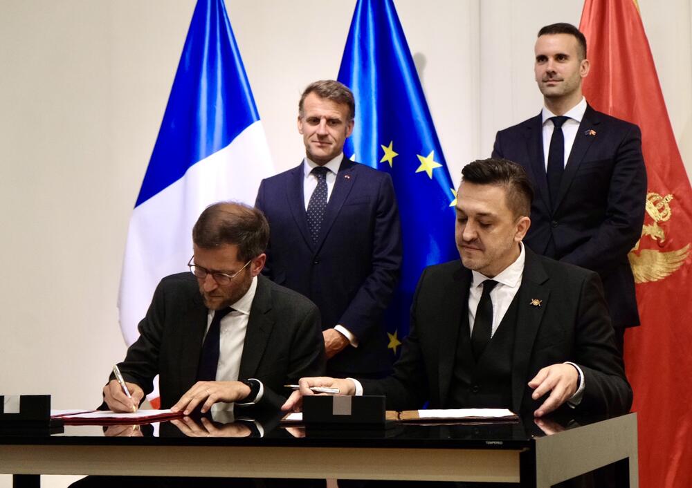 <p>Ugovor za projektovanje i izgradnju novog univerzitetskog Kliničkog centra Crne Gore (KCCG) u Podgorici potpisali su ministarka javnih radova Majda Adžović i Kristof Peti, zamjenik generalnog direktora kompanije Bouygues B&acirc;timent Internationel</p>