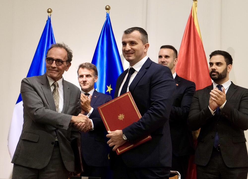 <p>Ugovor za projektovanje i izgradnju novog univerzitetskog Kliničkog centra Crne Gore (KCCG) u Podgorici potpisali su ministarka javnih radova Majda Adžović i Kristof Peti, zamjenik generalnog direktora kompanije Bouygues B&acirc;timent Internationel</p>
